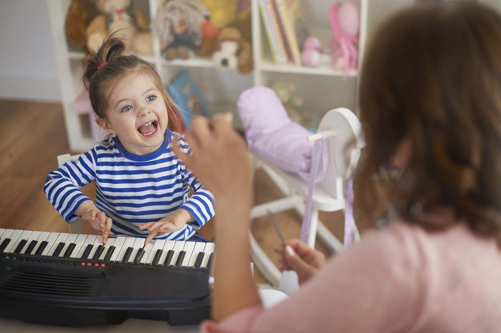 baby on piano